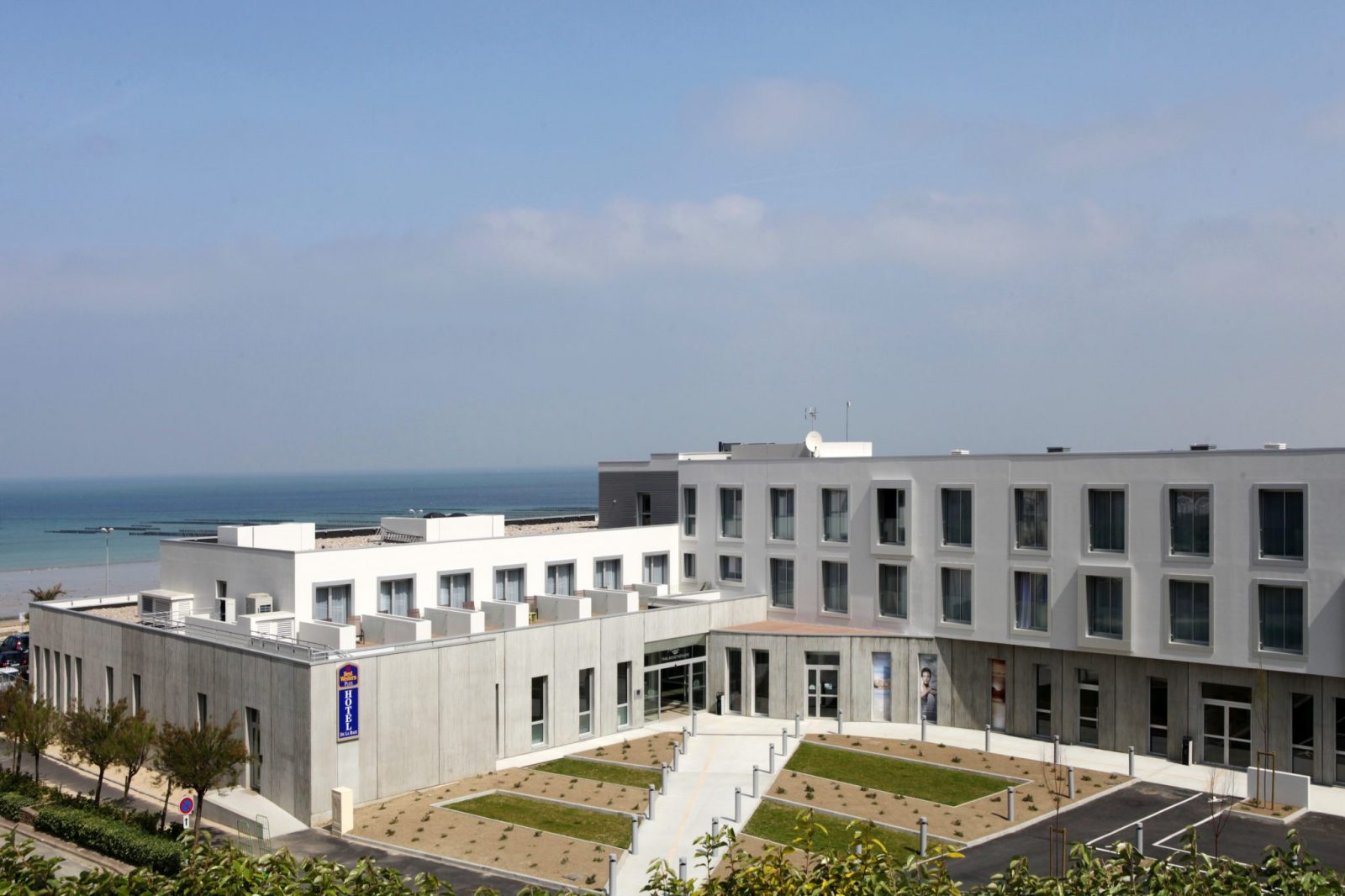Hotel de la Baie is a gay and lesbian friendly hotel in Donville Les Bains.